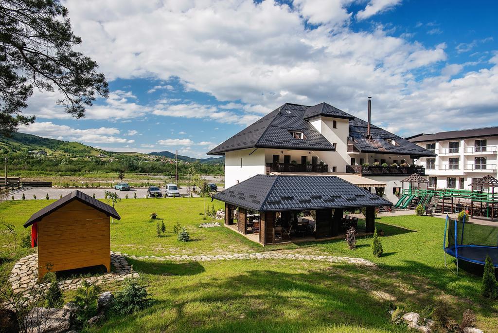 La Conac In Bucovina Hotel กูรา ฮูมอรูลุย ภายนอก รูปภาพ
