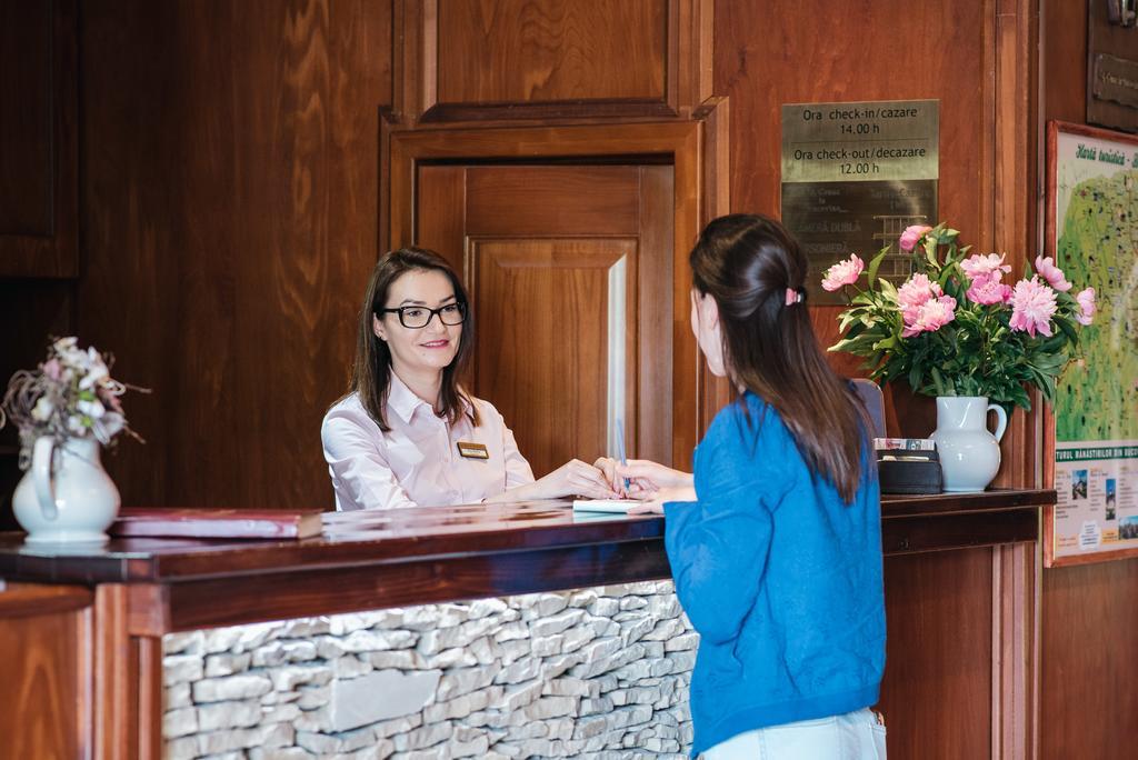 La Conac In Bucovina Hotel กูรา ฮูมอรูลุย ภายนอก รูปภาพ